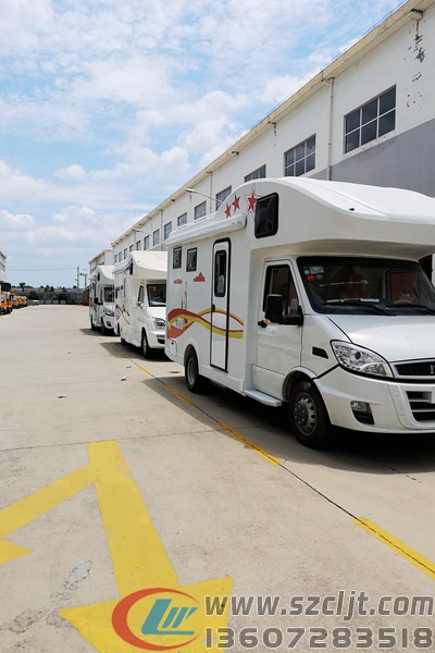 孝顺小伙子爆改房车，带着乡下父母游遍半个中国