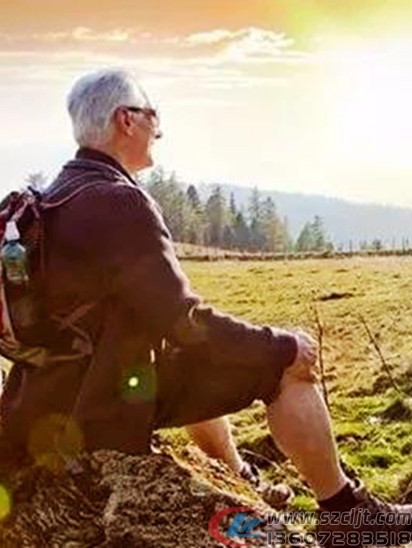 花甲之年的大叔要用木头造“房车”